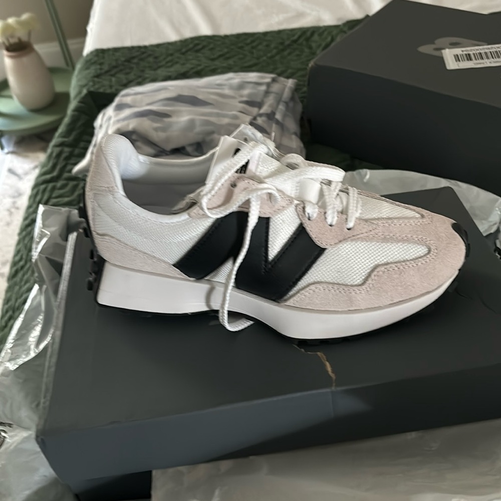 Women’s New Balance  327